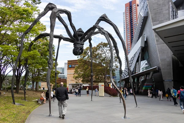 Tokio, japn-28 april 2019: toeristische wandeling rond maman Spider die gevestigd is in Mori Art Museum, Roppongi Hill, Tokio, Japan — Stockfoto