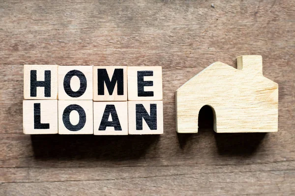 带有单词home loan的字母块和基于木材背景的home model — 图库照片