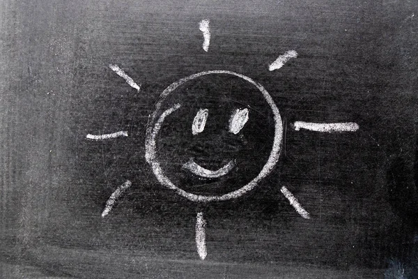 Weiße Farbe Kreide Handzeichnung in Sonne mit Strahlenform auf Tafel Hintergrund — Stockfoto