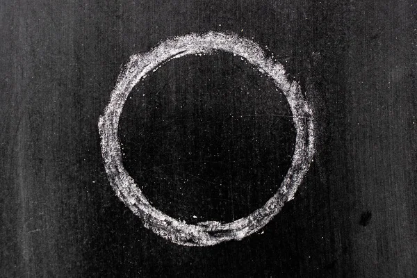 Fehér kréta kézzel kör vagy a kör alakú tábla háttér — Stock Fotó