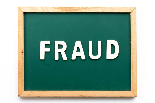 Carta em palavra fraude no quadro negro em fundo branco — Fotografia de Stock