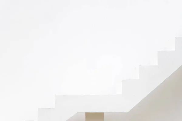콘크리트 벽 배경에 흰색 계단 (경력 경로, 목표 목표, 포부를위한 개념) — 스톡 사진