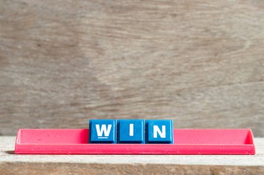 Kelime olarak kırmızı raftaki döşeme harfi ahşap zemin üzerinde kazan