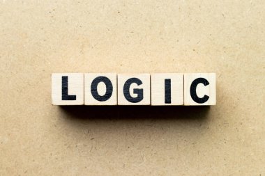 Ahşap arka planda kelime mantığında harf bloğu