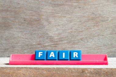 Kırmızı raftaki döşeme harfi ahşap zemin üzerindeki kelime panayırında