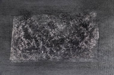 Grunge beyaz tebeşir sanat fırçası siyah tahta arka planda kare çizgi şeklinde