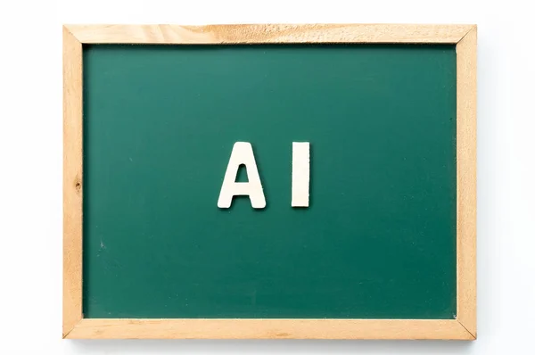 Carta en la palabra AI (Abreviatura de la página de inteligencia artificial) en pizarra en fondo blanco —  Fotos de Stock