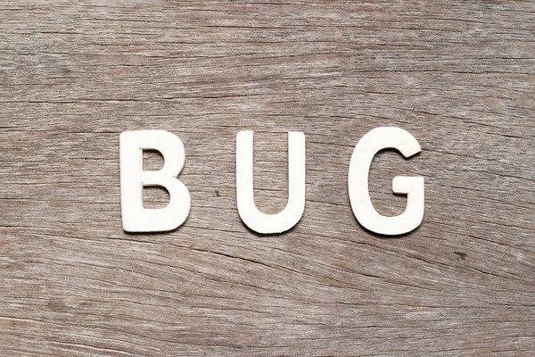 Tahta arkaplanda kelime hatası ile alfabe harfi