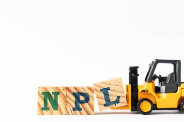 Oyuncak forklift beyaz arkaplanda Npl (Performans Kredisi Olmayan Edebiyatın kısaltması) sözcüğünü tamamlamak için tahta harf bloğu L 'yi tut