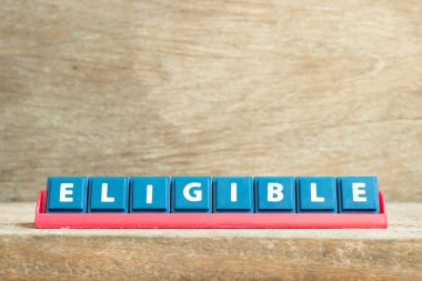 Ahşap arka planda uygun sözcüklerle kırmızı raftaki döşeme harfi