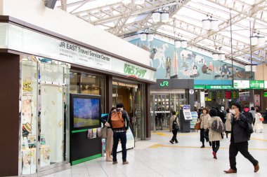 Tokyo, Japonya - 28 Nisan 2019 : Kimliği belirsiz kişiler Ueno istasyonunda bulunan Jr East seyahat servis merkezinden geçiyor