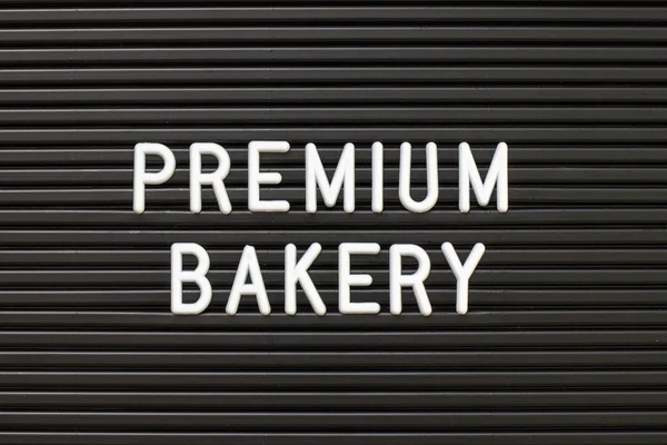 Черный цвет войлочной доски с белым алфавитом в слово премиум пекарни фон — стоковое фото