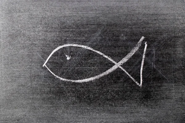Biała kreda rysunek w kształcie ryby na tle tablicy — Zdjęcie stockowe