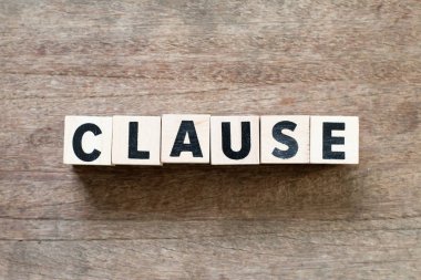 Ahşap arka planda sözcük yan tümcesi içinde harf bloğu