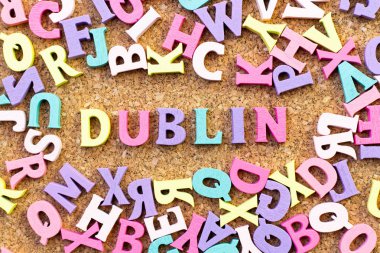 Dublin 'deki renk alfabesi ve mantar tahta arka planında başka bir harf.