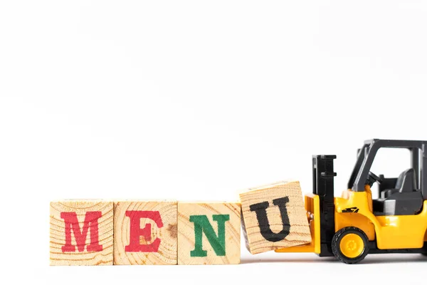 Toy vorkheftruck houden houten letter blok u om woord menu te voltooien op witte achtergrond — Stockfoto