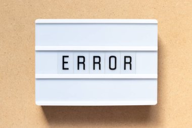 Tahta arkaplanda kelime hatası olan beyaz ışık kutusu