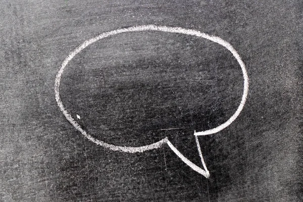 Άσπρη κιμωλία χέρι σχέδιο γύρο φούσκα ομιλία σχήμα με κενό διάστημα σε μαυροπίνακα φόντο — Φωτογραφία Αρχείου