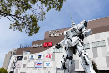 TOKYO, JAPONYA - 28 Nisan 2019, RX-0 Tek Boynuzlu at Gundam heykeli Dalgıç Şehri Tokyo Plaza Tokyo, Odaiba
