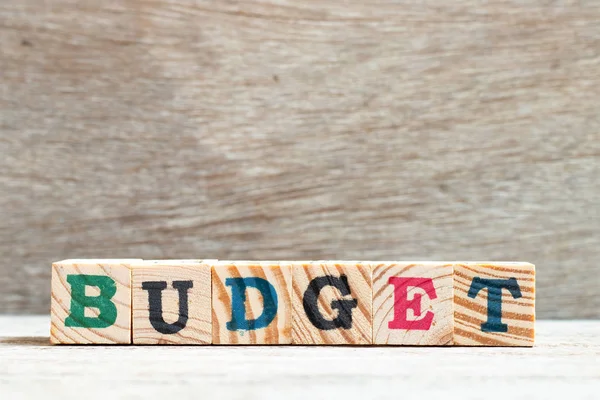 Bloque de letras en el presupuesto palabra sobre fondo de madera —  Fotos de Stock