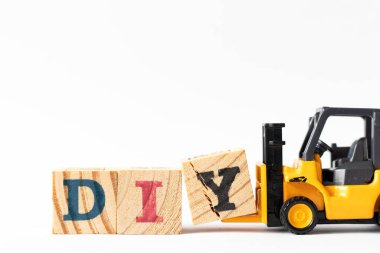 Oyuncak forklift tahta harf blok Y tamamlamak için Diy (kendin yap kısaltması) beyaz arkaplan