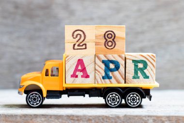 Kamyon harf bloğu ahşap zemin üzerinde 28apr sözcüğüyle (28 ay için kavram)