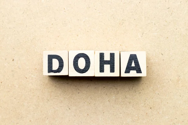 Blocco lettera in parola Doha su sfondo legno — Foto Stock