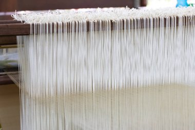 Tezgahın beyaz iplik arkaplanı ile kapatılmış