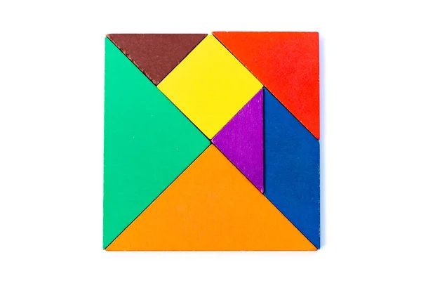 Cor madeira tangram quebra-cabeça em forma quadrada no fundo branco — Fotografia de Stock