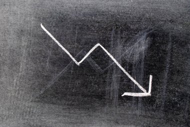 Beyaz tebeşirli el çizimi, kara tahta zemin üzerinde aşağı ok şeklinde (Borsa düşüşü kavramı, iş eğilimi, ekonomi)