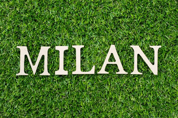 Milano alfabesindeki ahşap alfabe harfi yeşil çimen arka planında