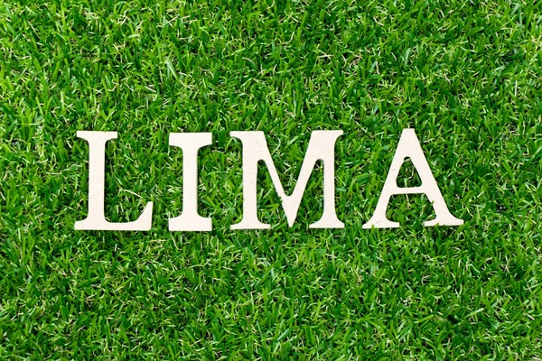 Letra de madera en la palabra Lima sobre hierba verde fondo — Foto de Stock
