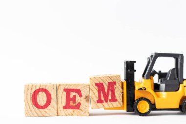 Oyuncak forklift tahta harf bloğu M 'yi beyaz arkaplan üzerinde Oem (Özgün Donanım Üreticisinin kısaltması) tamamlamak için tut