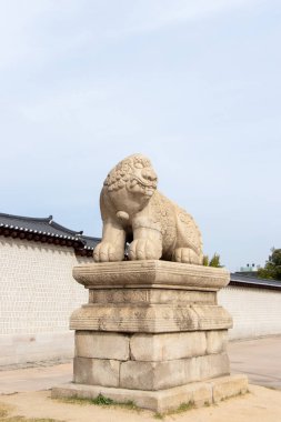Seul, Güney Kore - 25 Ekim 2019 Gyeongbokgung Sarayı önündeki Haechi heykeli. Haechi, Seul 'un sembollerinden biri.