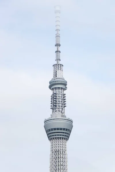 東京都2019年5月1日:青空を背景にした日本一高いタワー「東京スカイツリー」 — ストック写真