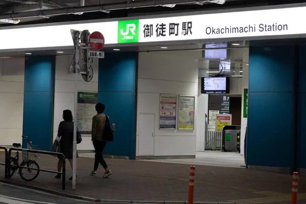Tokio, Japón - 2 de mayo de 2019: Personas no identificadas caminan por la entrada a la estación Okachimachi del ferrocarril JR que cerca de ueno — Foto de Stock