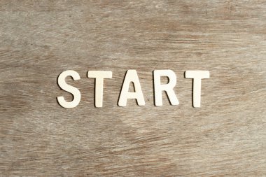 Kelimesi kelimesine alfabe harfi tahta arkaplanda başlar