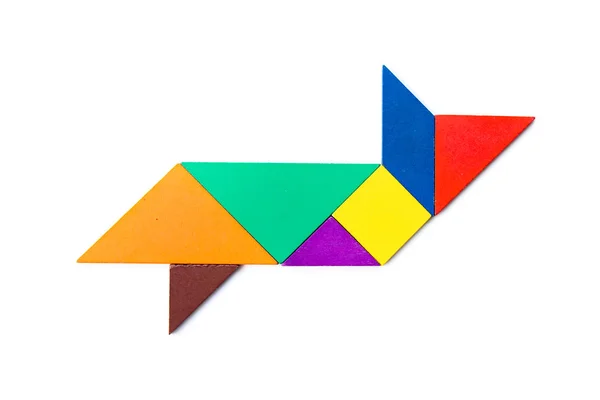 Χρώμα ξύλου tangram παζλ σε σχήμα ψαριού ή καρχαρία σε λευκό φόντο — Φωτογραφία Αρχείου