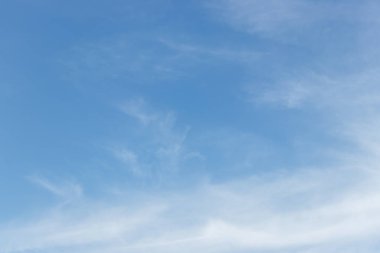 Beyaz bulutlu açık mavi gökyüzü