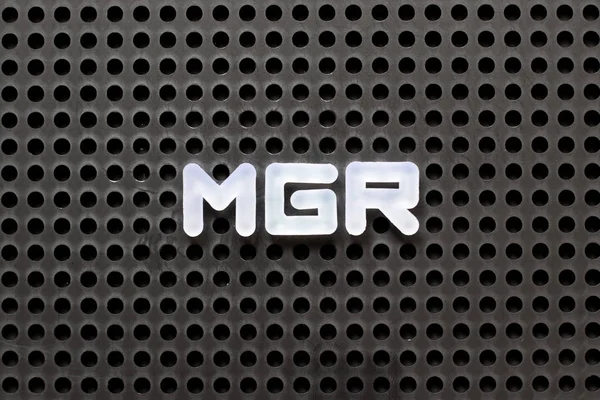 Pegboard cor preta com letra branca na palavra mgr (abreviatura do gerente ) — Fotografia de Stock