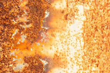 Beyaz metalik levha dokulu arka plan üzerinde Grunge kırmızı kahverengi pas