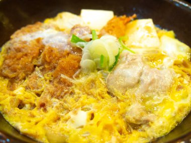 Kızarmış domuz pirzolası (tonkatsu) ve yumurta soslu pilav. Geçmişi hakkında.