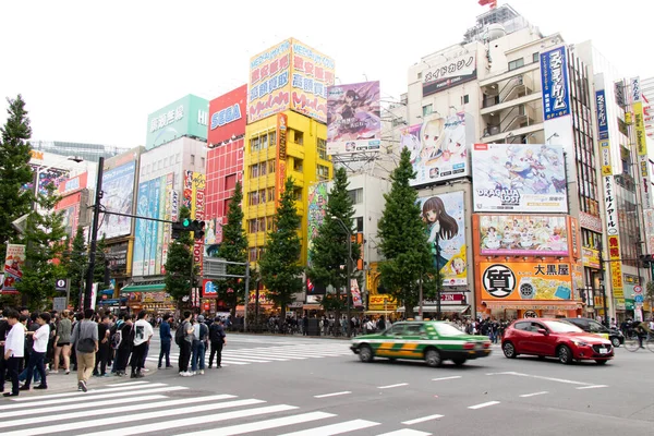 Τόκιο, Ιαπωνία - 3 Μαΐου 2019: Αγνώστων Στοιχείων άνθρωποι περιμένουν για τη διέλευση στην περιοχή Akihabara στο tokyo που ονομάζεται Ηλεκτρική Πόλη και βρίσκεται του anime και παιχνίδι του πολιτισμού της Ιαπωνίας. — Φωτογραφία Αρχείου