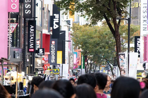 Seúl, Corea del Sur Oct 20, 2019: Caminata de viajeros no identificados a las compras en la calle Myeongdong. Este lugar es la famosa zona comercial de Seúl, Corea del Sur — Foto de Stock