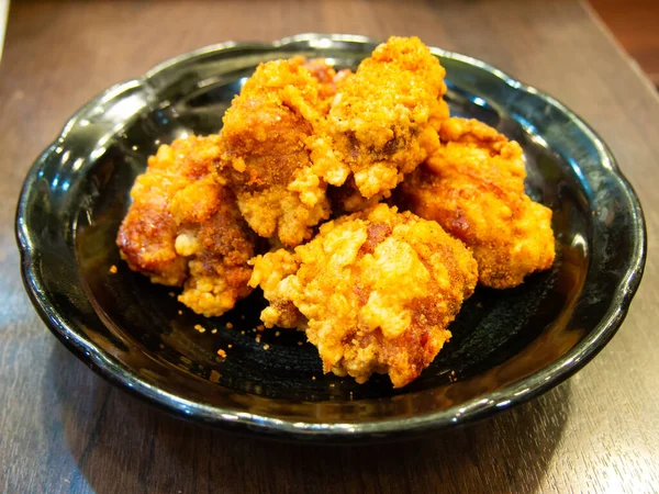 Gebratenes Huhn im japanischen Stil (Karaage) auf schwarzem Tellerhintergrund — Stockfoto