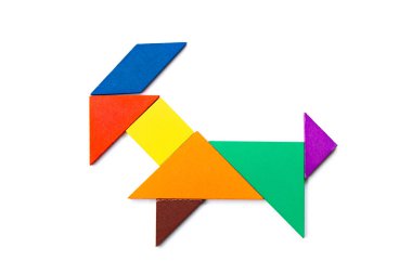 Renk ahşap tangram bulmacanın beyaz zemin üzerine keçi şeklinde