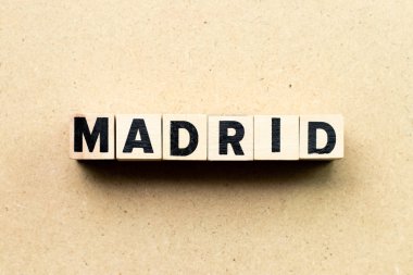 Madrid 'de tahta arka planda harf bloğu