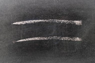 Beyaz tebeşir el çizgi şeklinde kara tahta arka plan çizimi