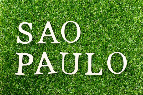 Letra del alfabeto de madera en palabra Sao Paulo sobre hierba verde fondo — Foto de Stock