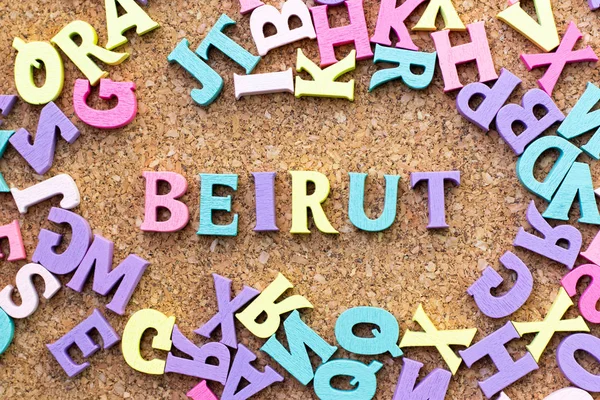 Alfabeto di colore in parola Beirut con un'altra lettera come cornice sullo sfondo della tavola di sughero — Foto Stock